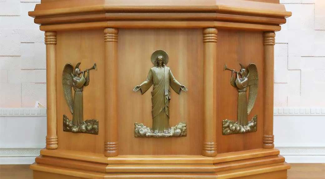 The podium used by Wolmyeongdong Church. The front of the podium is engraved with archangels blowing a trumpet besides the Holy Son who is riding on a cloud.